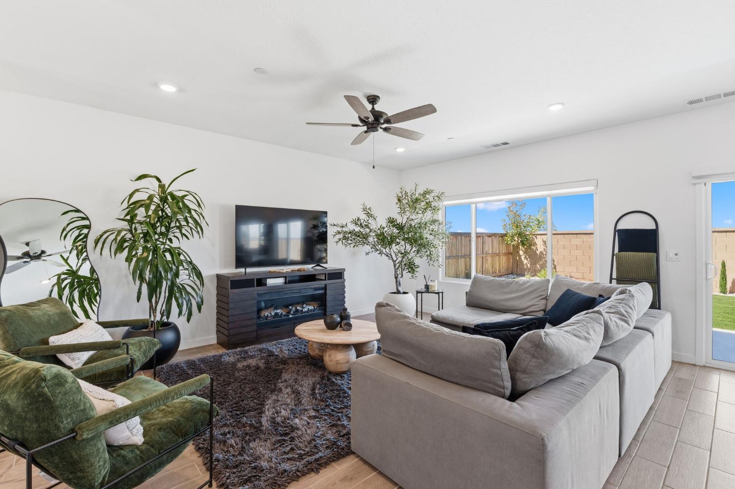 1061 Fruitwood Ave, Clovis, CA 93619