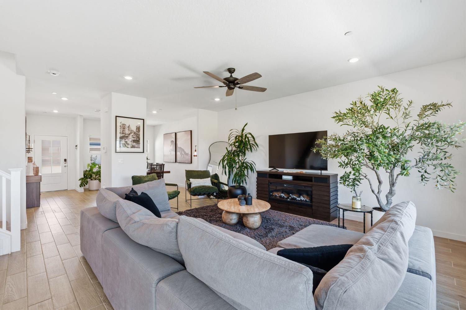 1061 Fruitwood Ave, Clovis, CA 93619