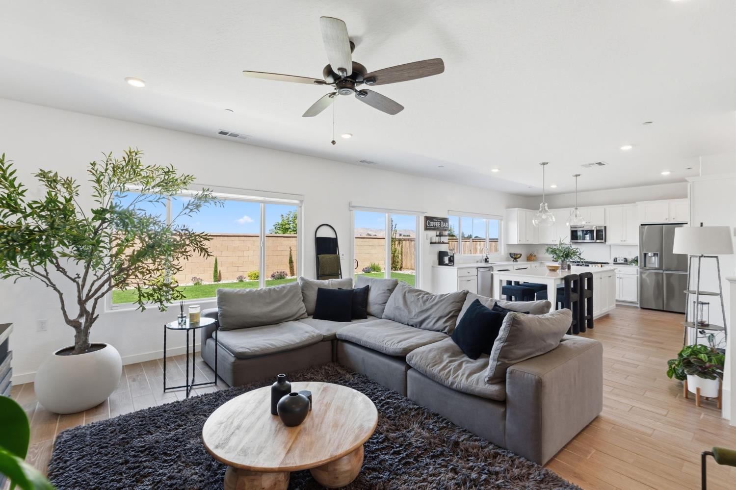 1061 Fruitwood Ave, Clovis, CA 93619