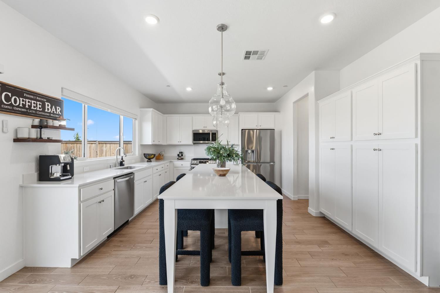 1061 Fruitwood Ave, Clovis, CA 93619
