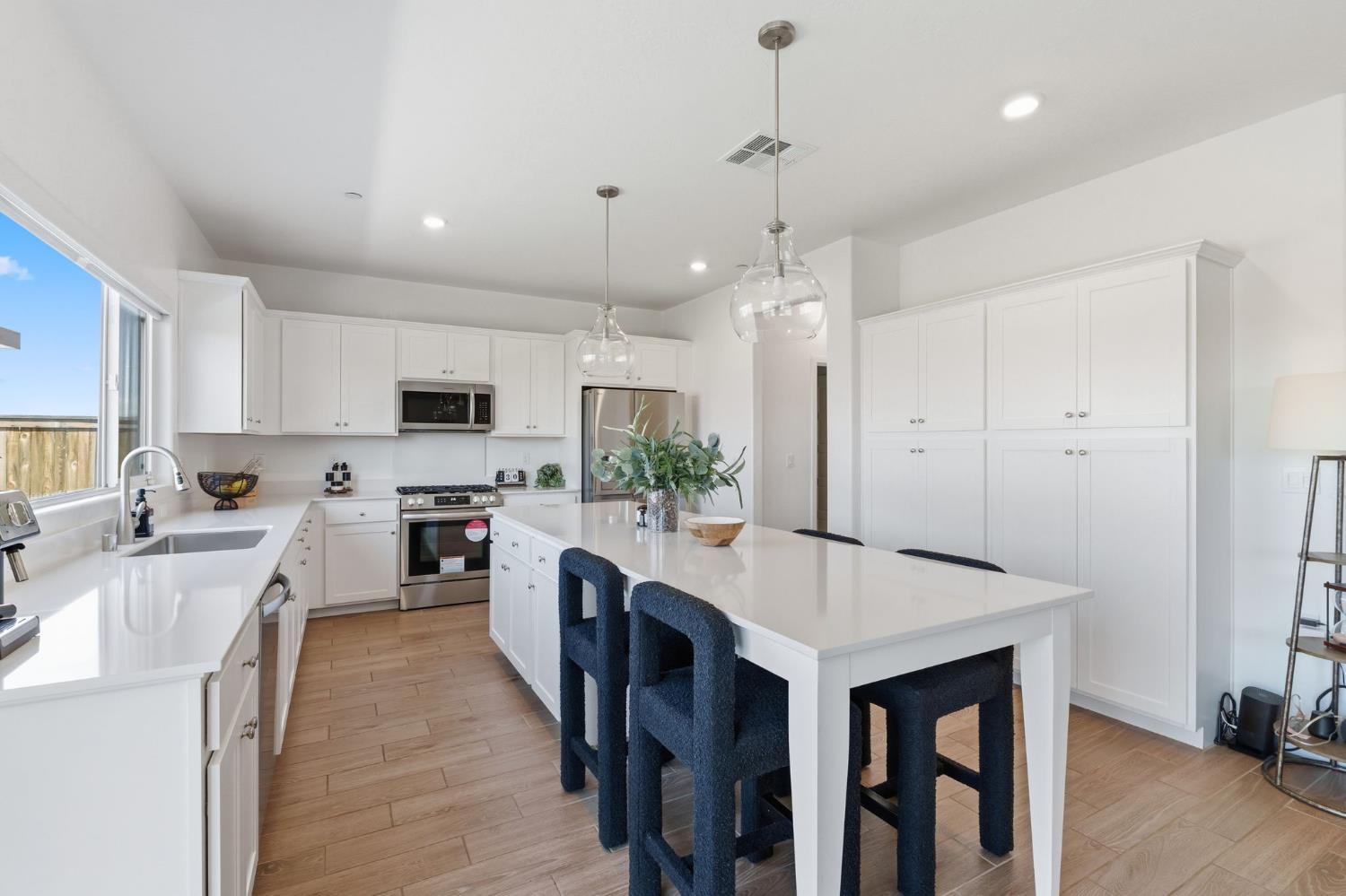 1061 Fruitwood Ave, Clovis, CA 93619