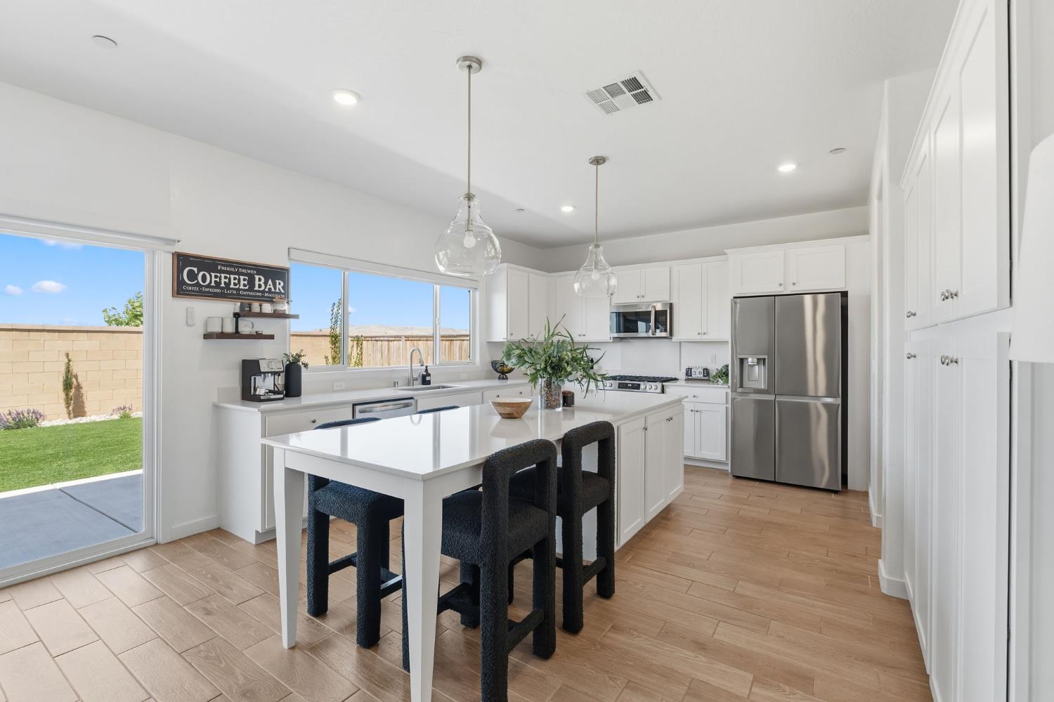 1061 Fruitwood Ave, Clovis, CA 93619