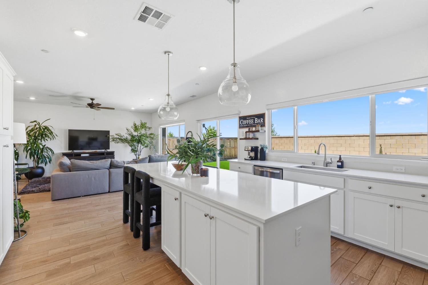 1061 Fruitwood Ave, Clovis, CA 93619