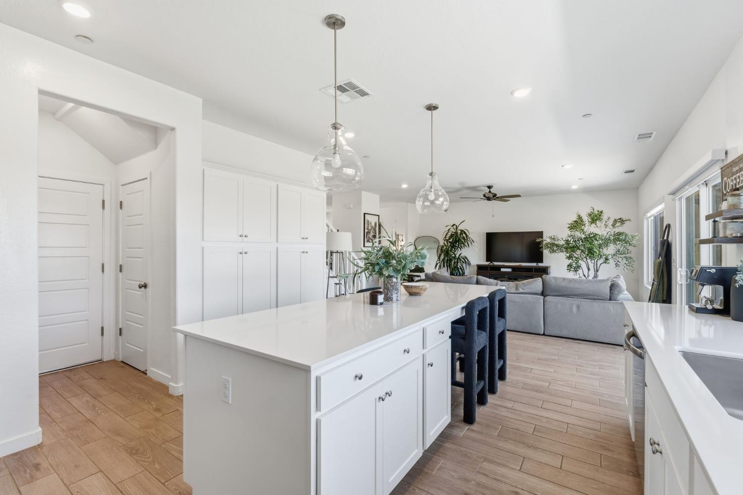 1061 Fruitwood Ave, Clovis, CA 93619