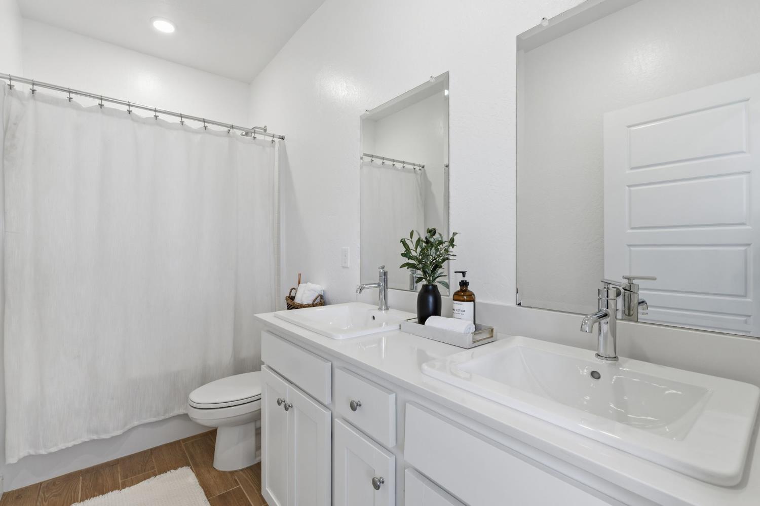1061 Fruitwood Ave, Clovis, CA 93619