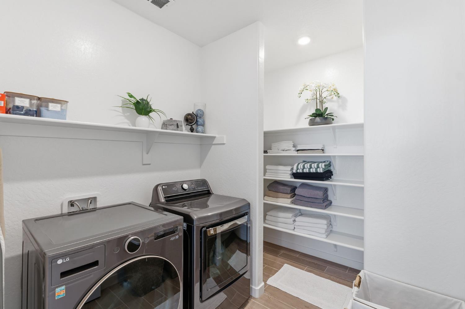 1061 Fruitwood Ave, Clovis, CA 93619