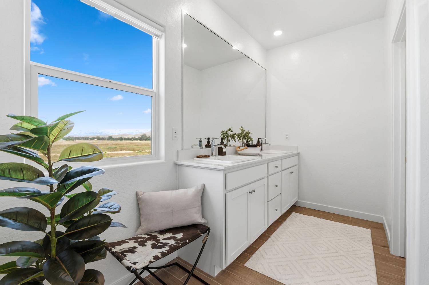 1061 Fruitwood Ave, Clovis, CA 93619