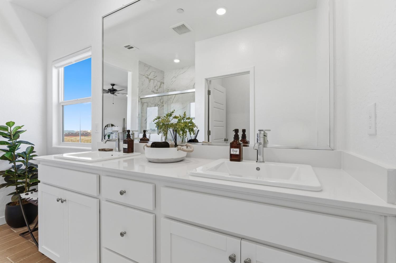 1061 Fruitwood Ave, Clovis, CA 93619