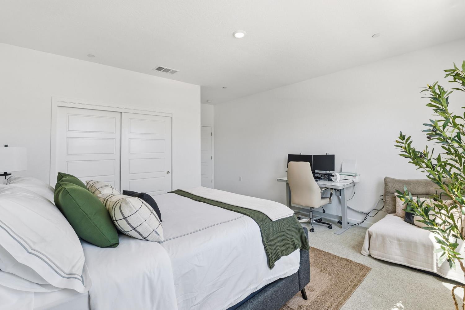 1061 Fruitwood Ave, Clovis, CA 93619