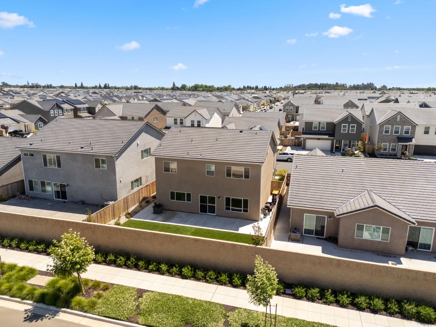 1061 Fruitwood Ave, Clovis, CA 93619