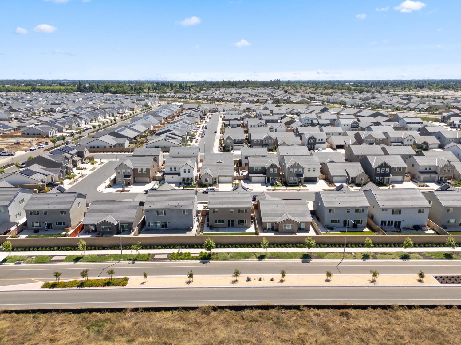 1061 Fruitwood Ave, Clovis, CA 93619