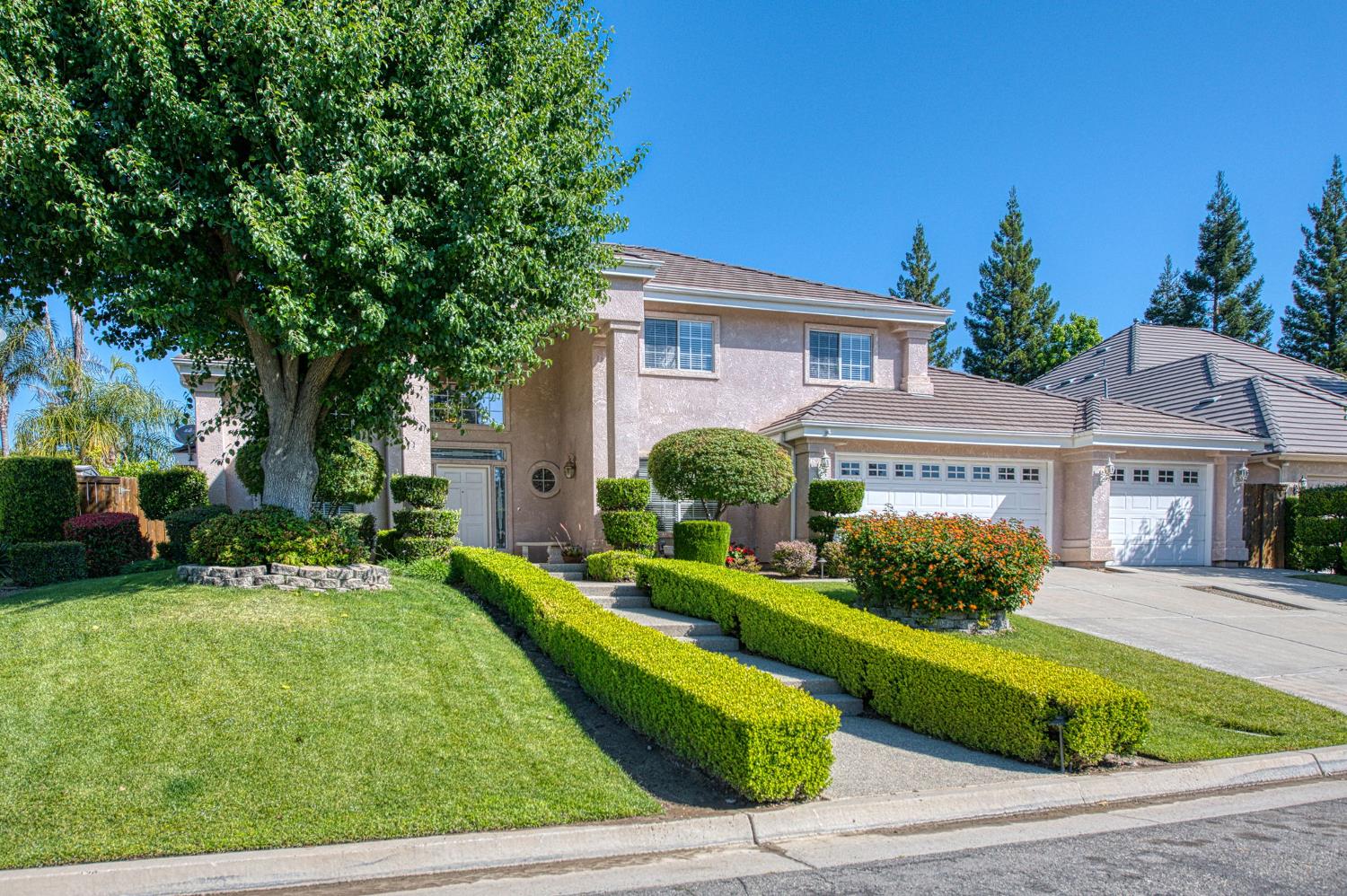 860 E Dartmouth Dr, Fresno, CA 93730