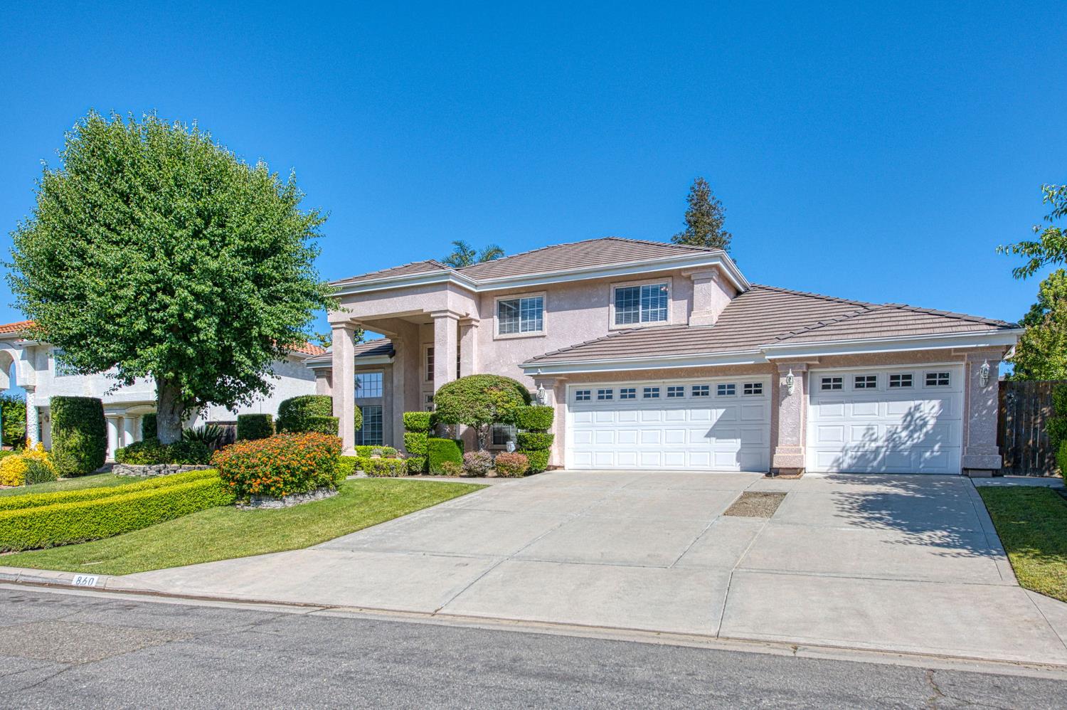 860 E Dartmouth Dr, Fresno, CA 93730