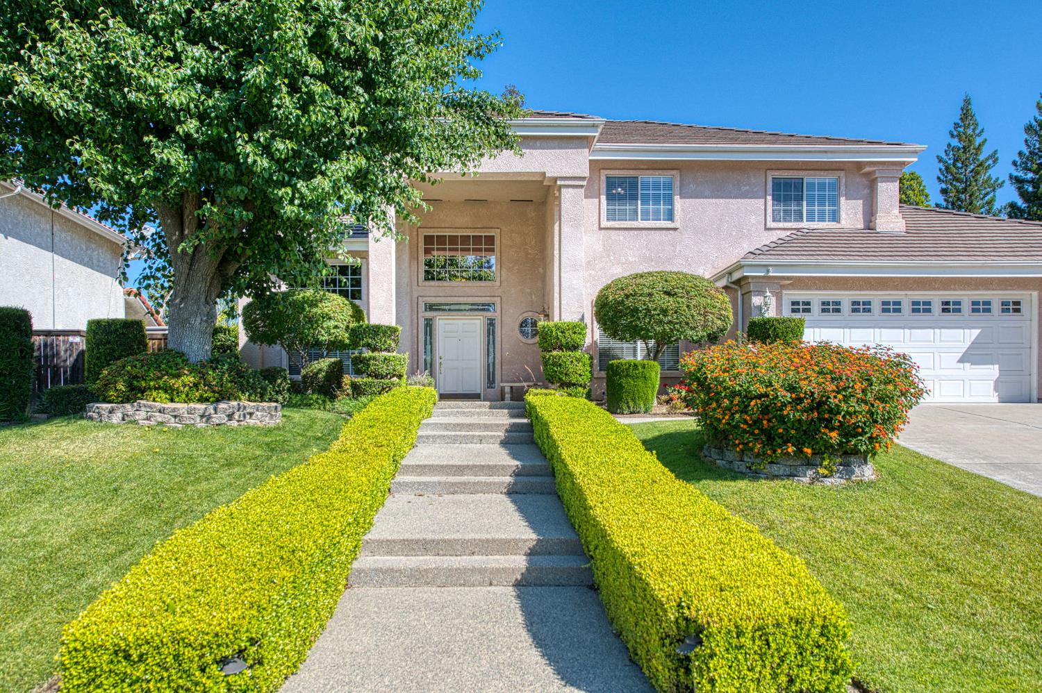 860 E Dartmouth Dr, Fresno, CA 93730