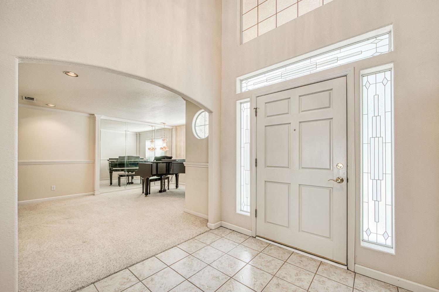 860 E Dartmouth Dr, Fresno, CA 93730