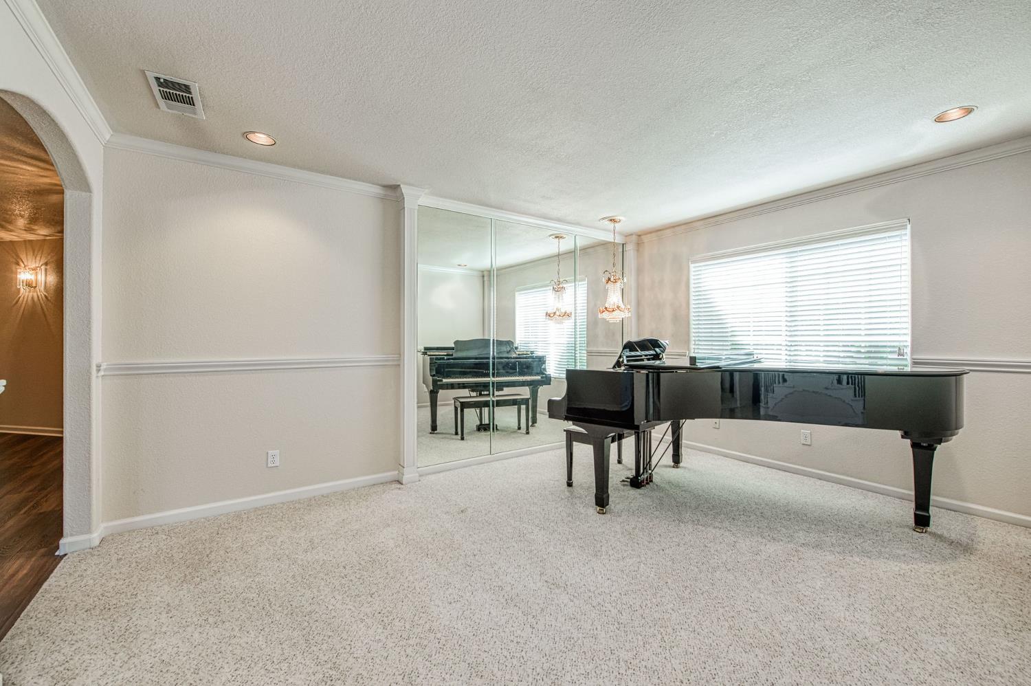 860 E Dartmouth Dr, Fresno, CA 93730