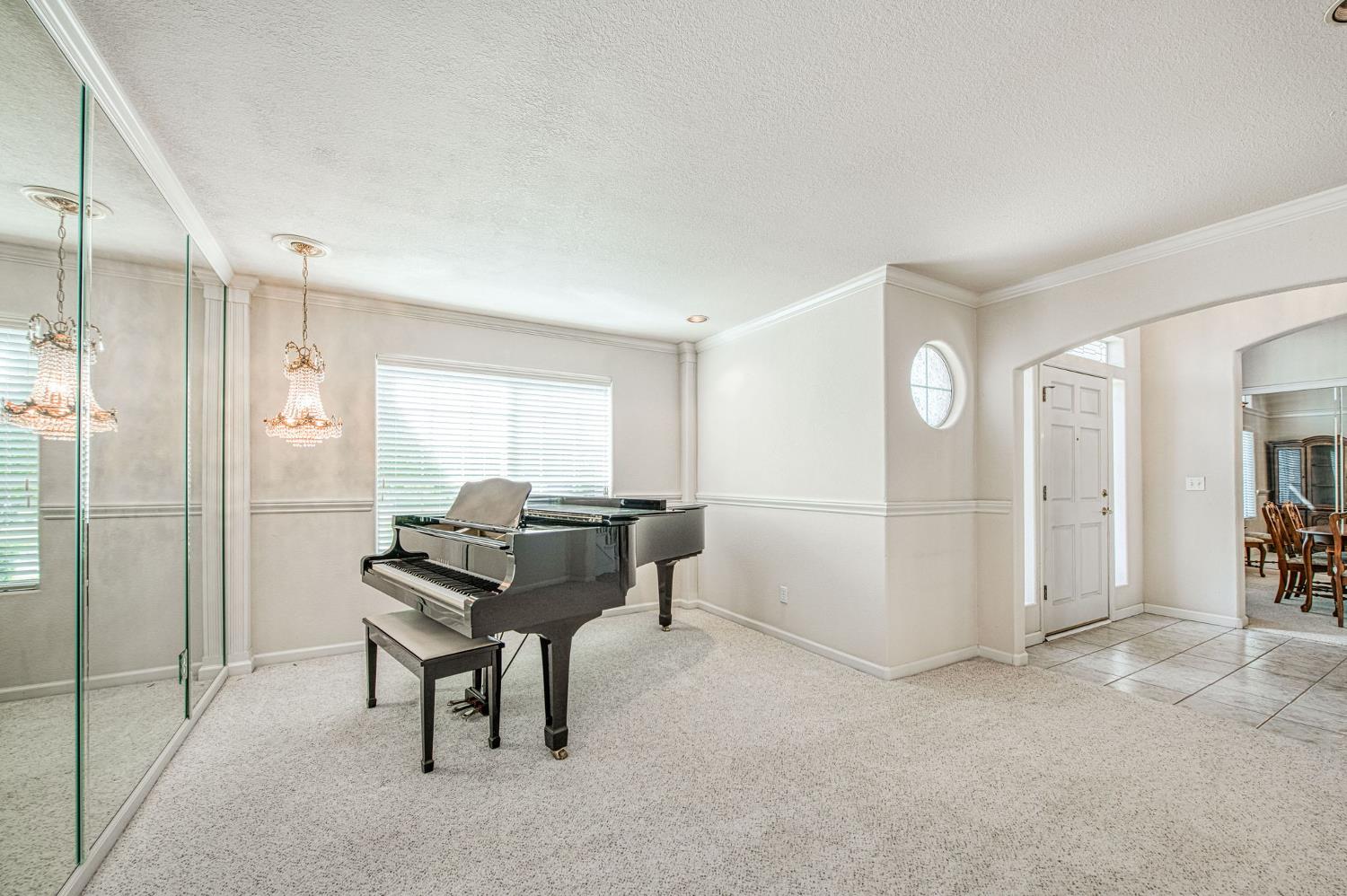 860 E Dartmouth Dr, Fresno, CA 93730