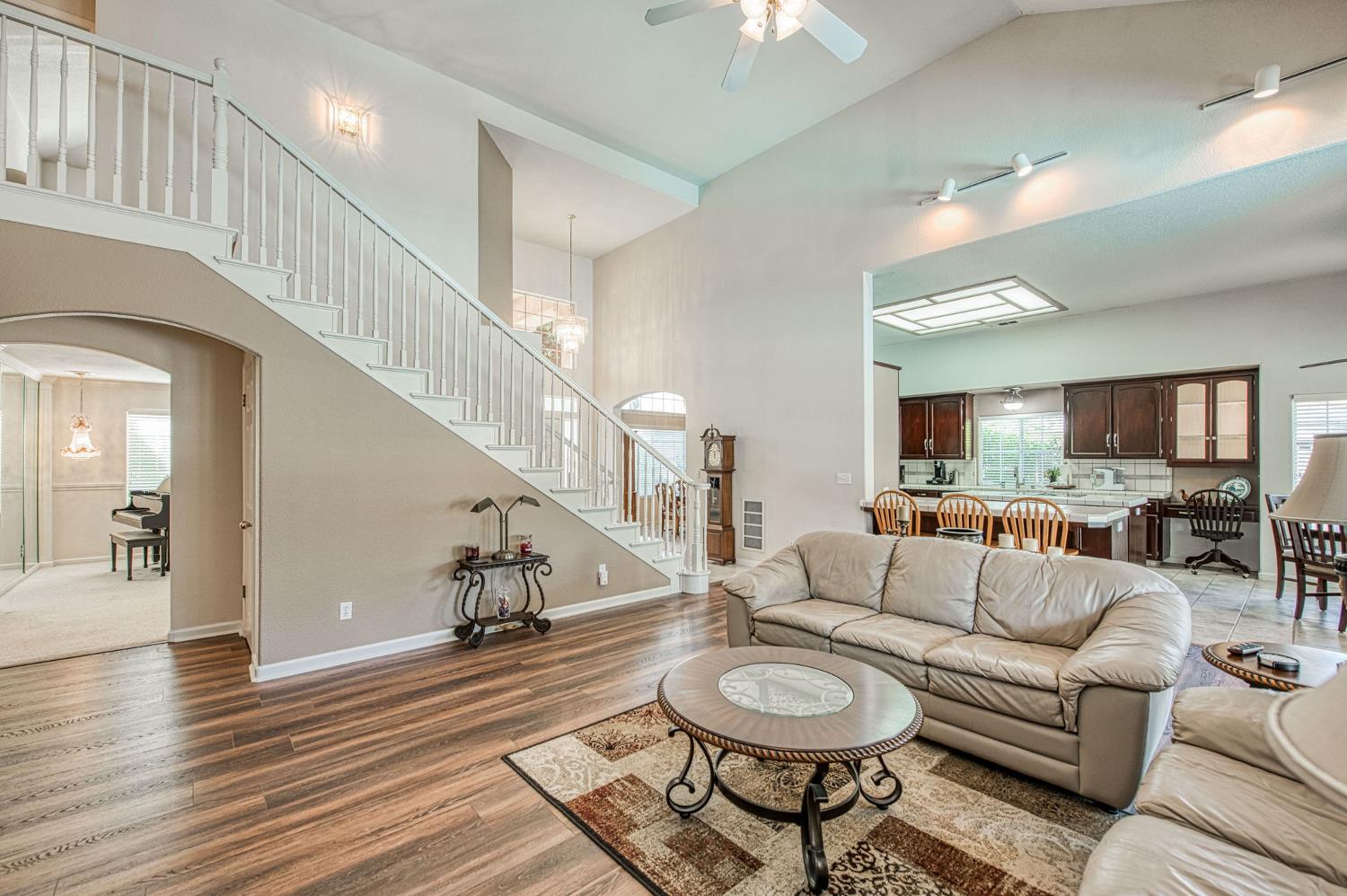 860 E Dartmouth Dr, Fresno, CA 93730