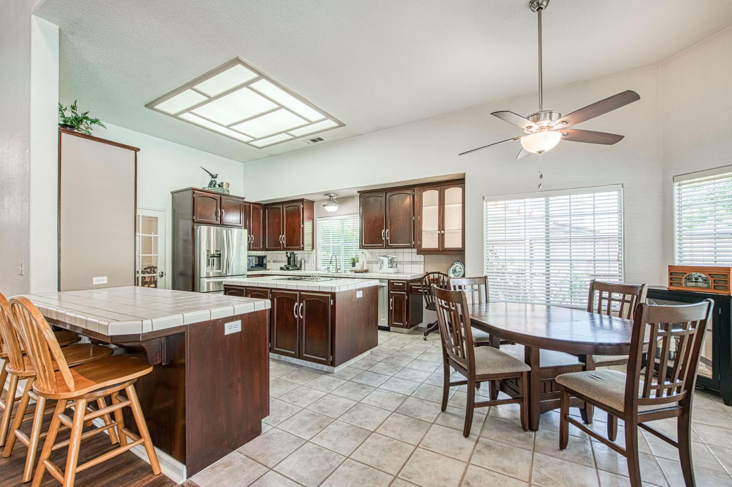 860 E Dartmouth Dr, Fresno, CA 93730