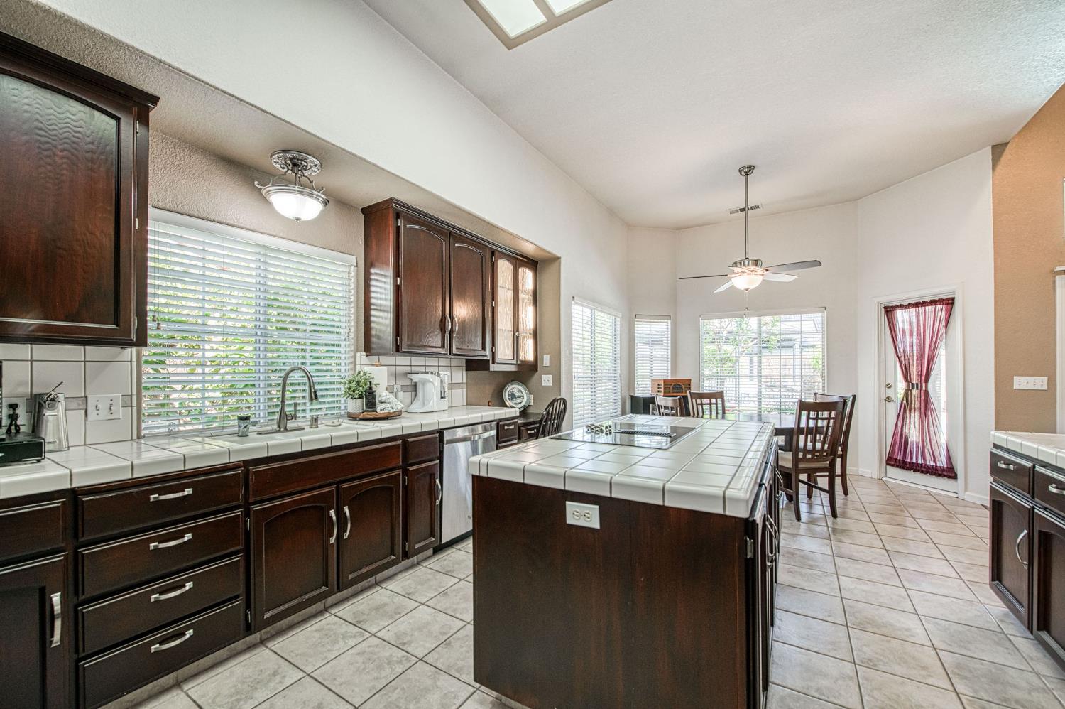 860 E Dartmouth Dr, Fresno, CA 93730
