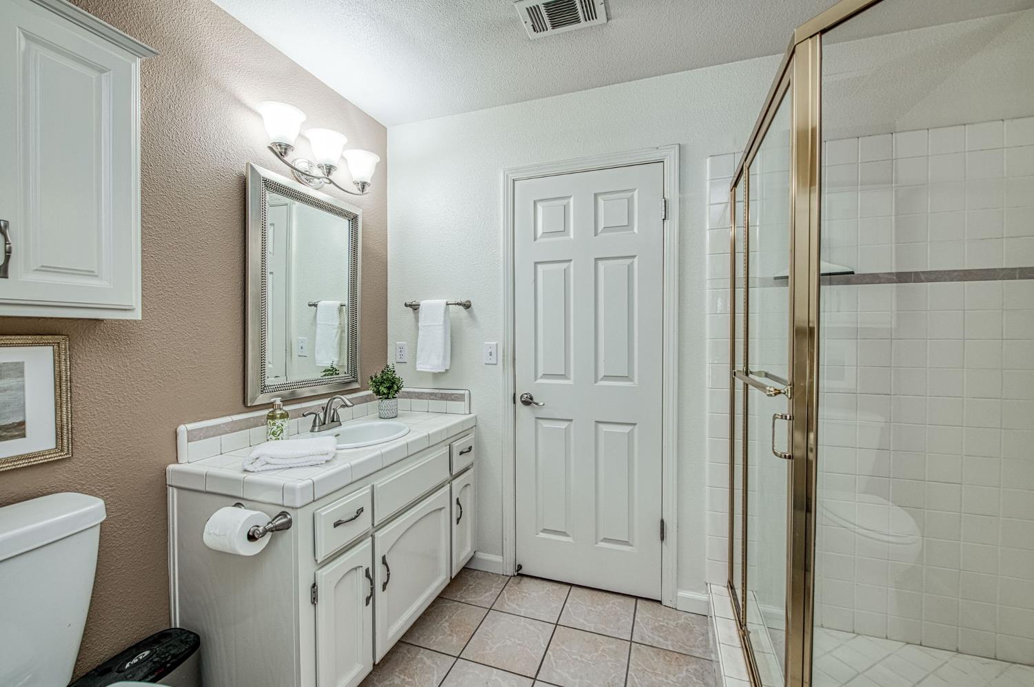 860 E Dartmouth Dr, Fresno, CA 93730