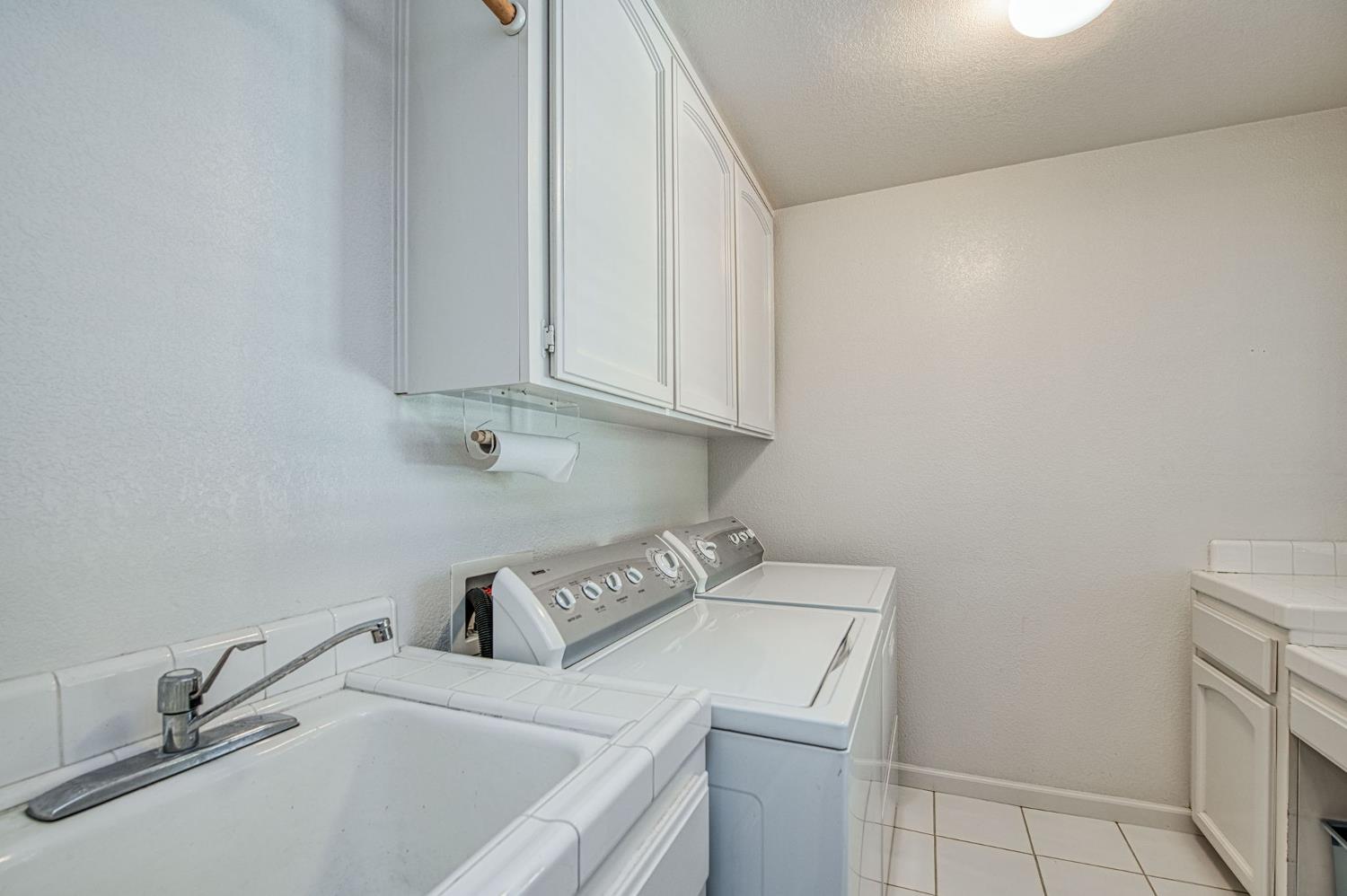 860 E Dartmouth Dr, Fresno, CA 93730