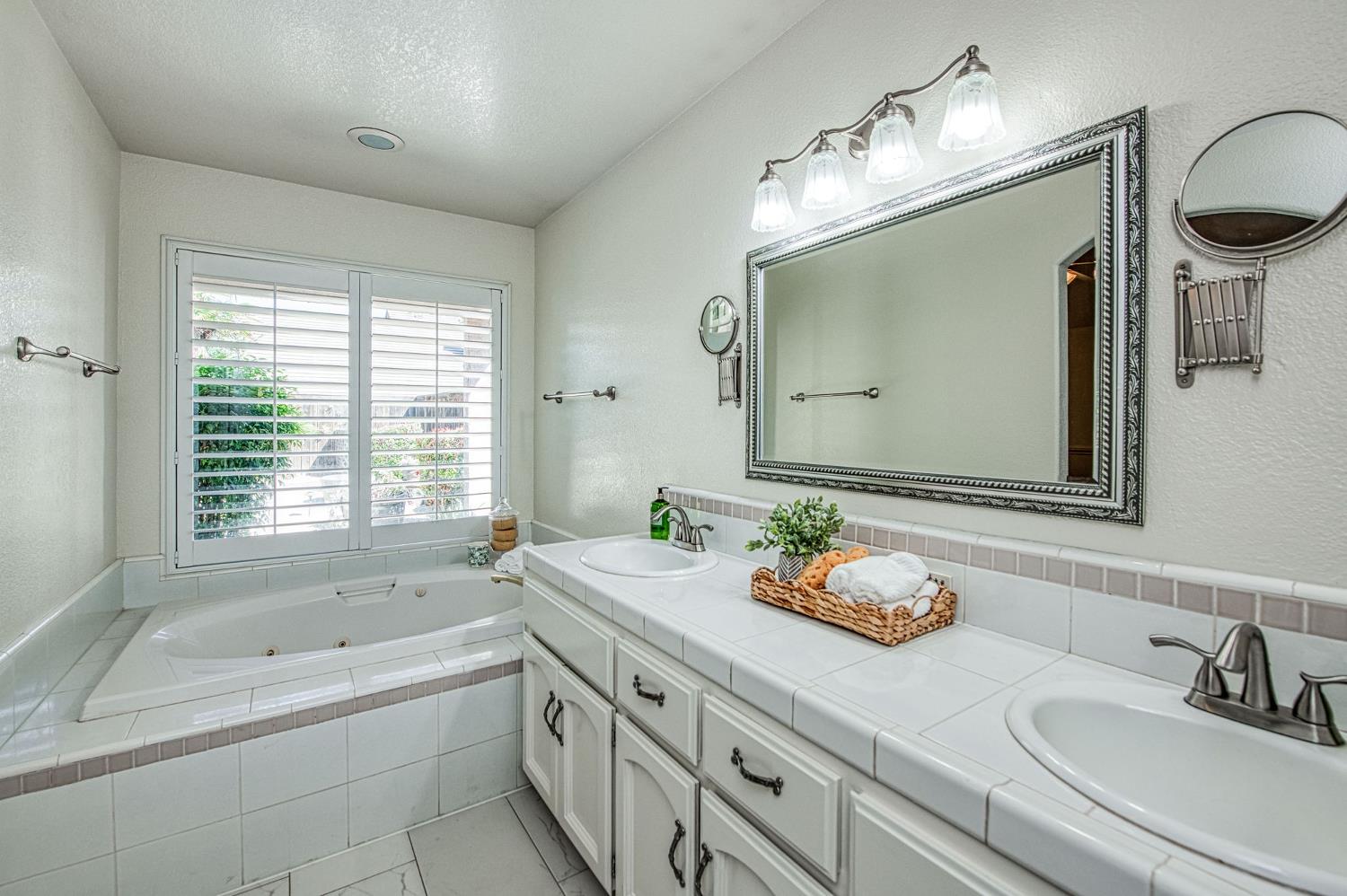 860 E Dartmouth Dr, Fresno, CA 93730