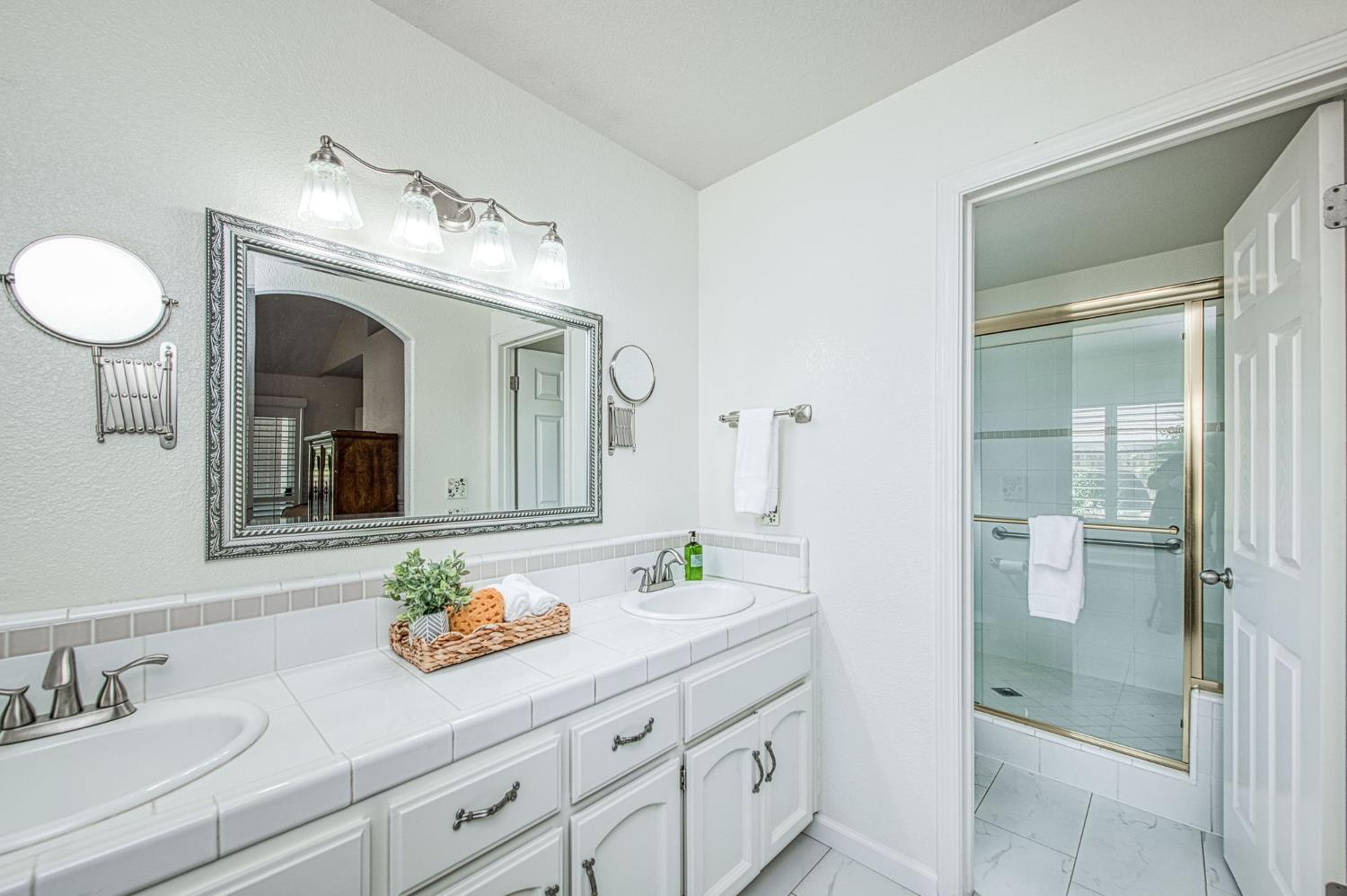 860 E Dartmouth Dr, Fresno, CA 93730
