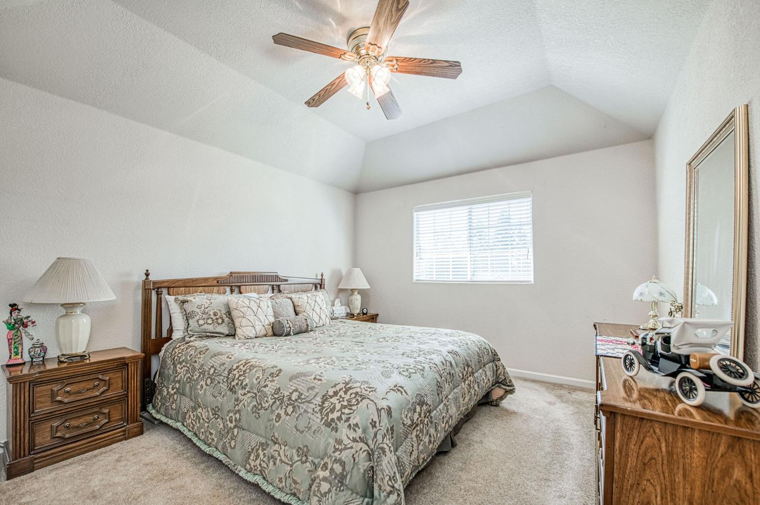 860 E Dartmouth Dr, Fresno, CA 93730