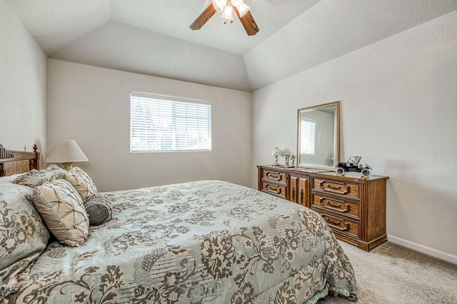 860 E Dartmouth Dr, Fresno, CA 93730
