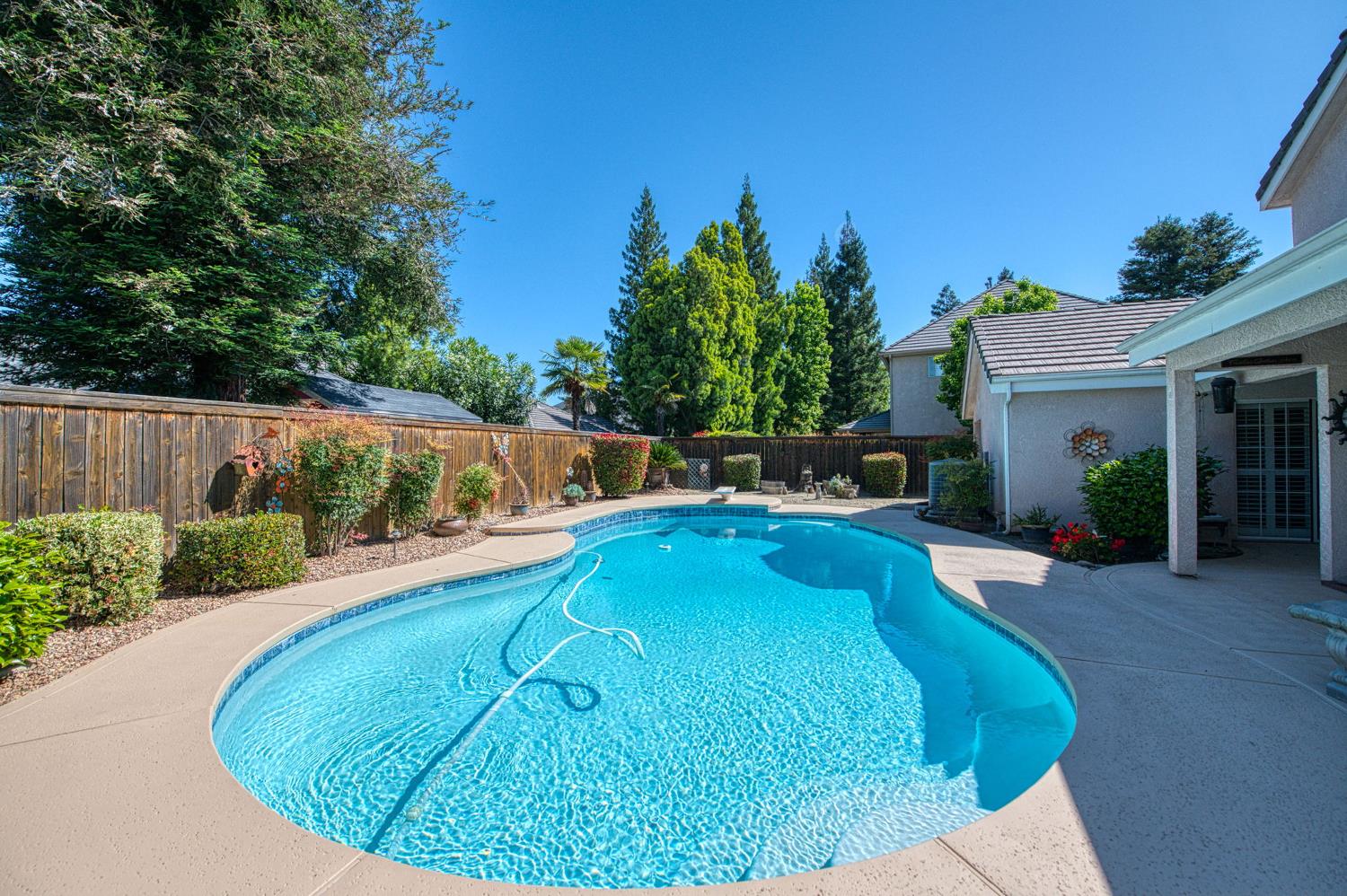 860 E Dartmouth Dr, Fresno, CA 93730