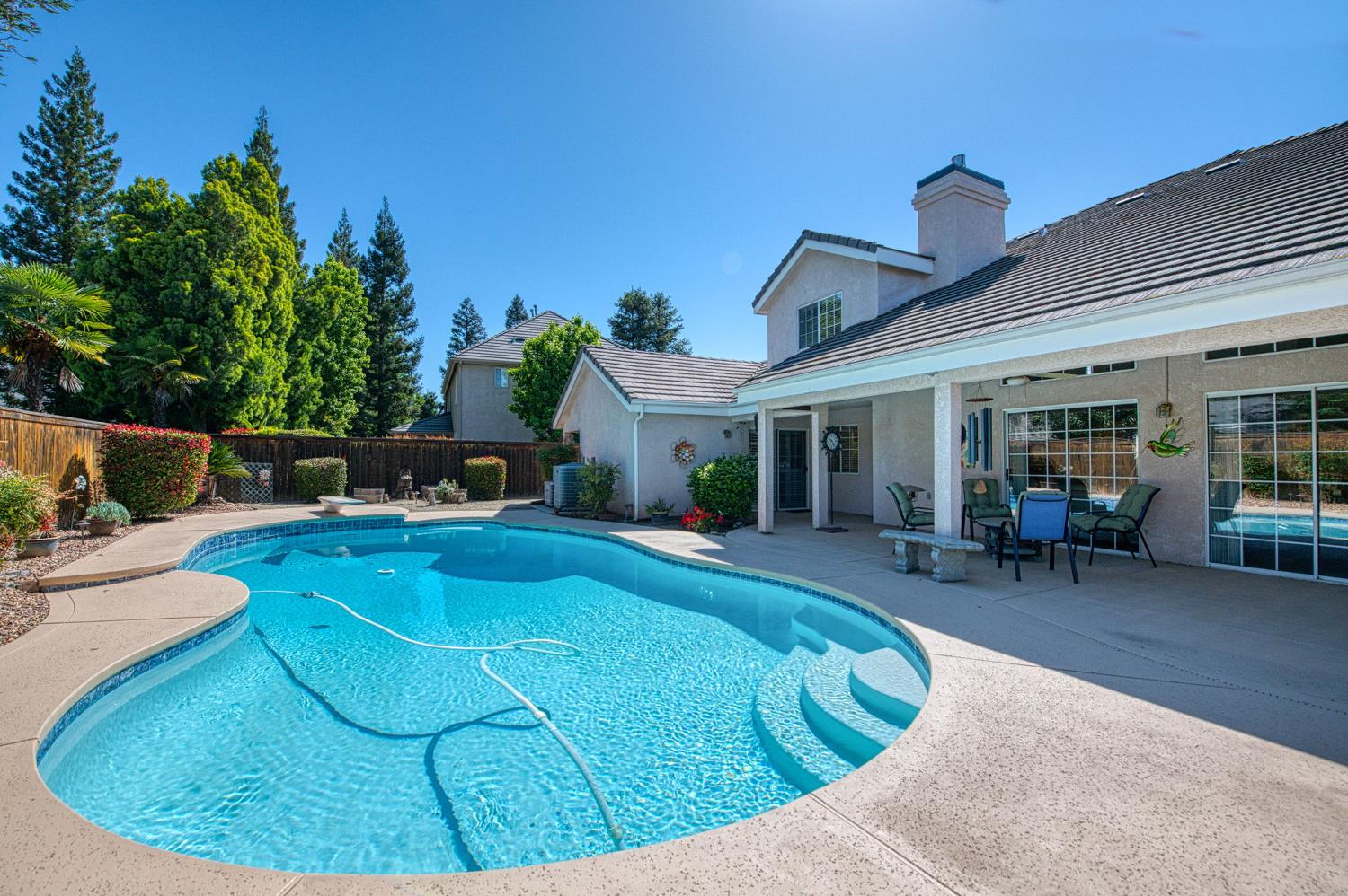 860 E Dartmouth Dr, Fresno, CA 93730