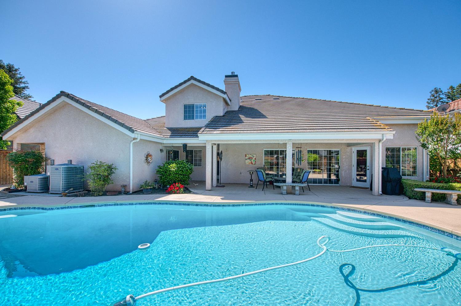 860 E Dartmouth Dr, Fresno, CA 93730