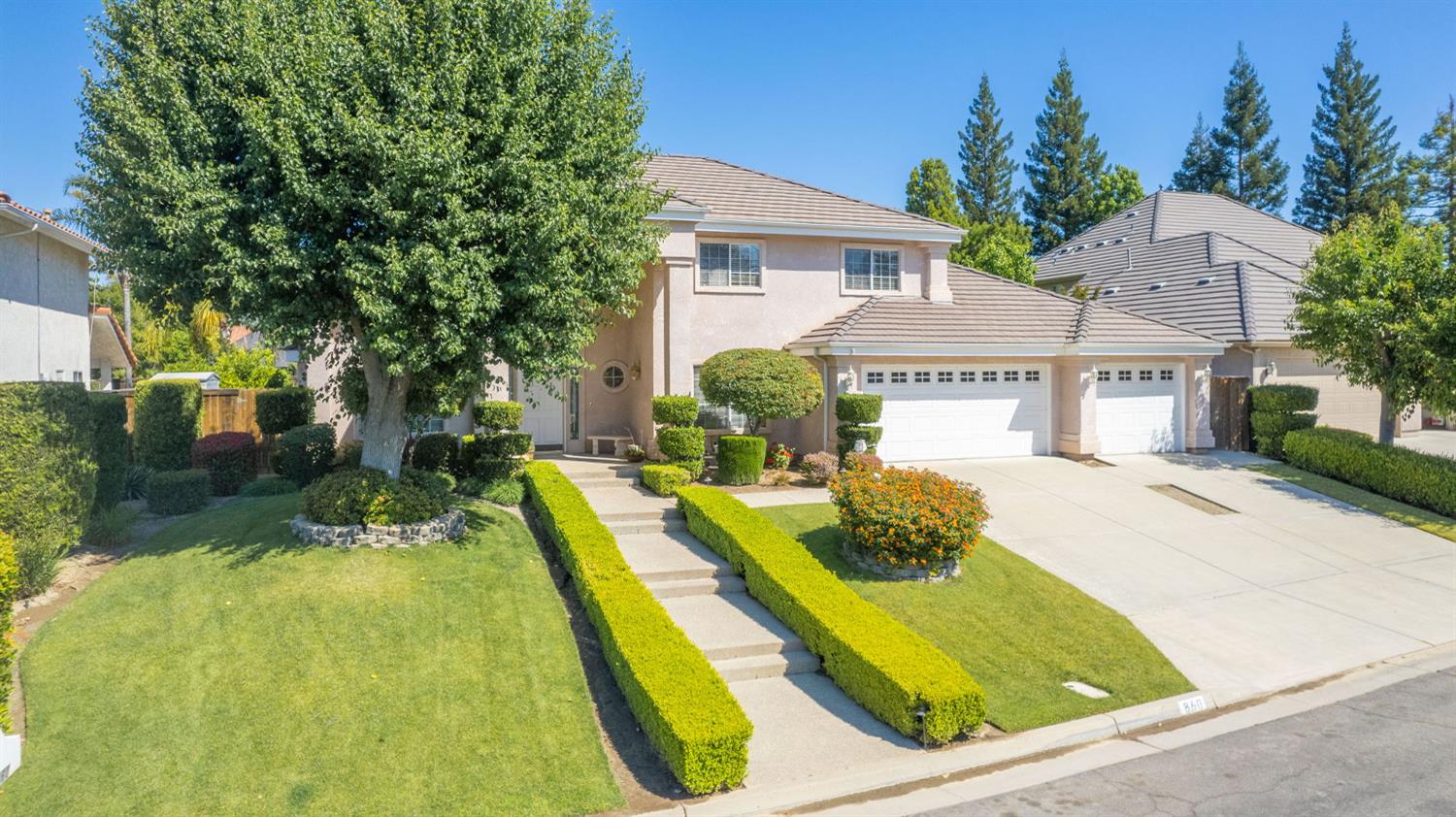 860 E Dartmouth Dr, Fresno, CA 93730
