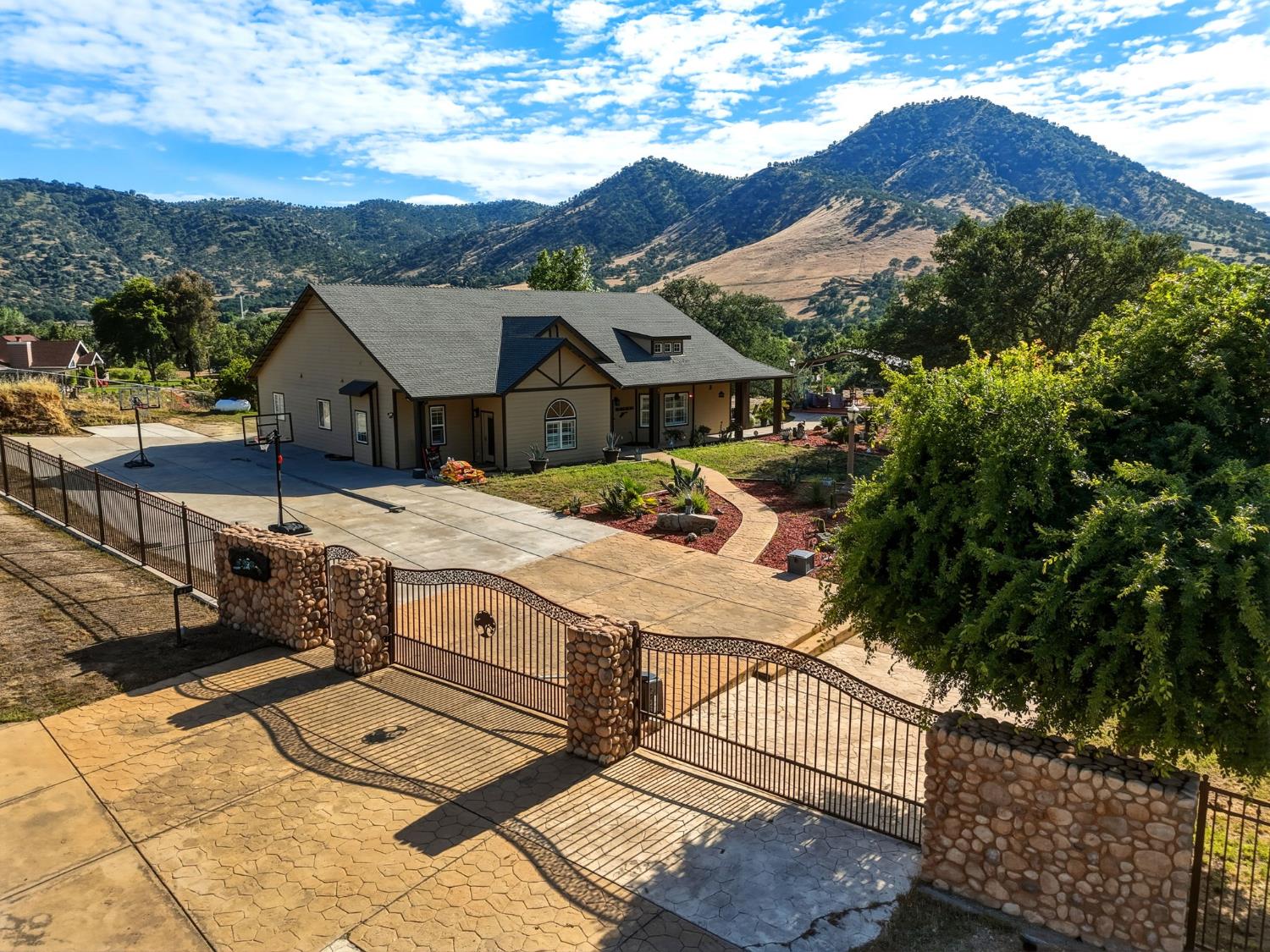 7197 Perlman Dr, Sanger, CA 93657