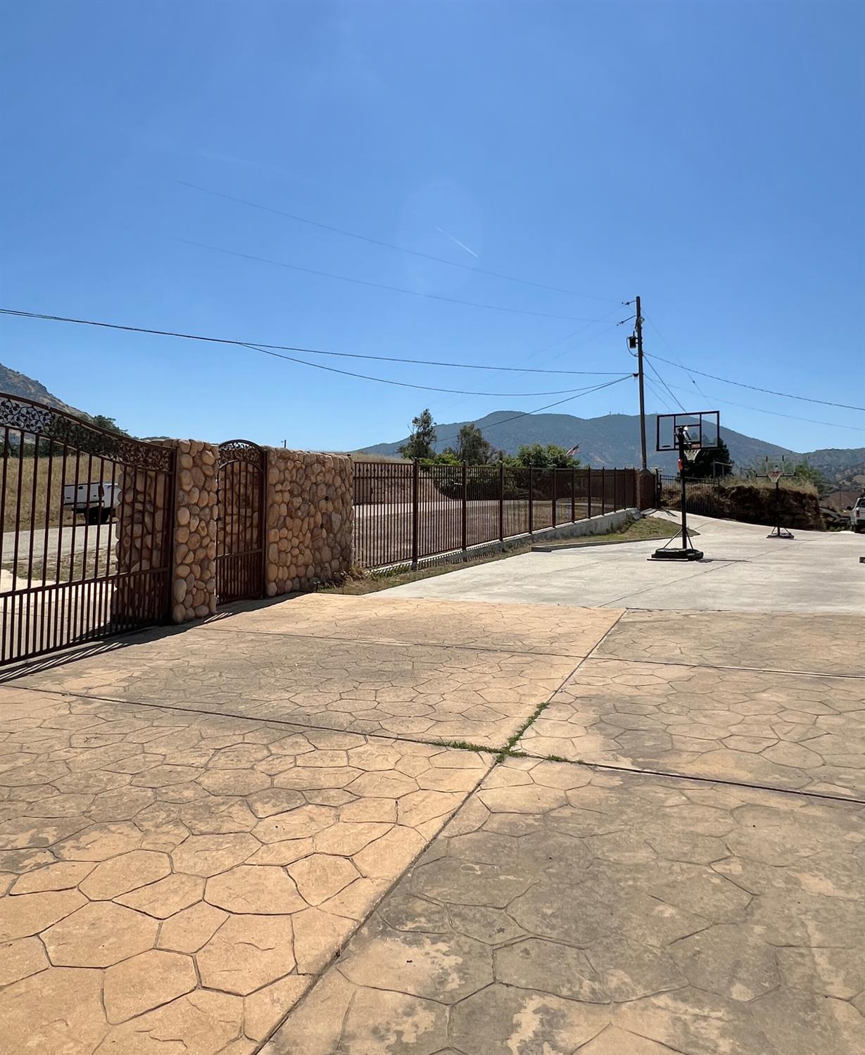 7197 Perlman Dr, Sanger, CA 93657
