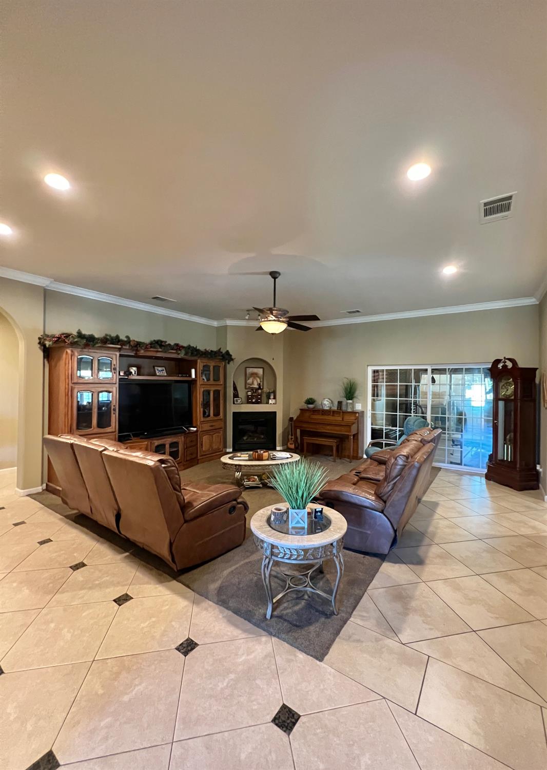 7197 Perlman Dr, Sanger, CA 93657