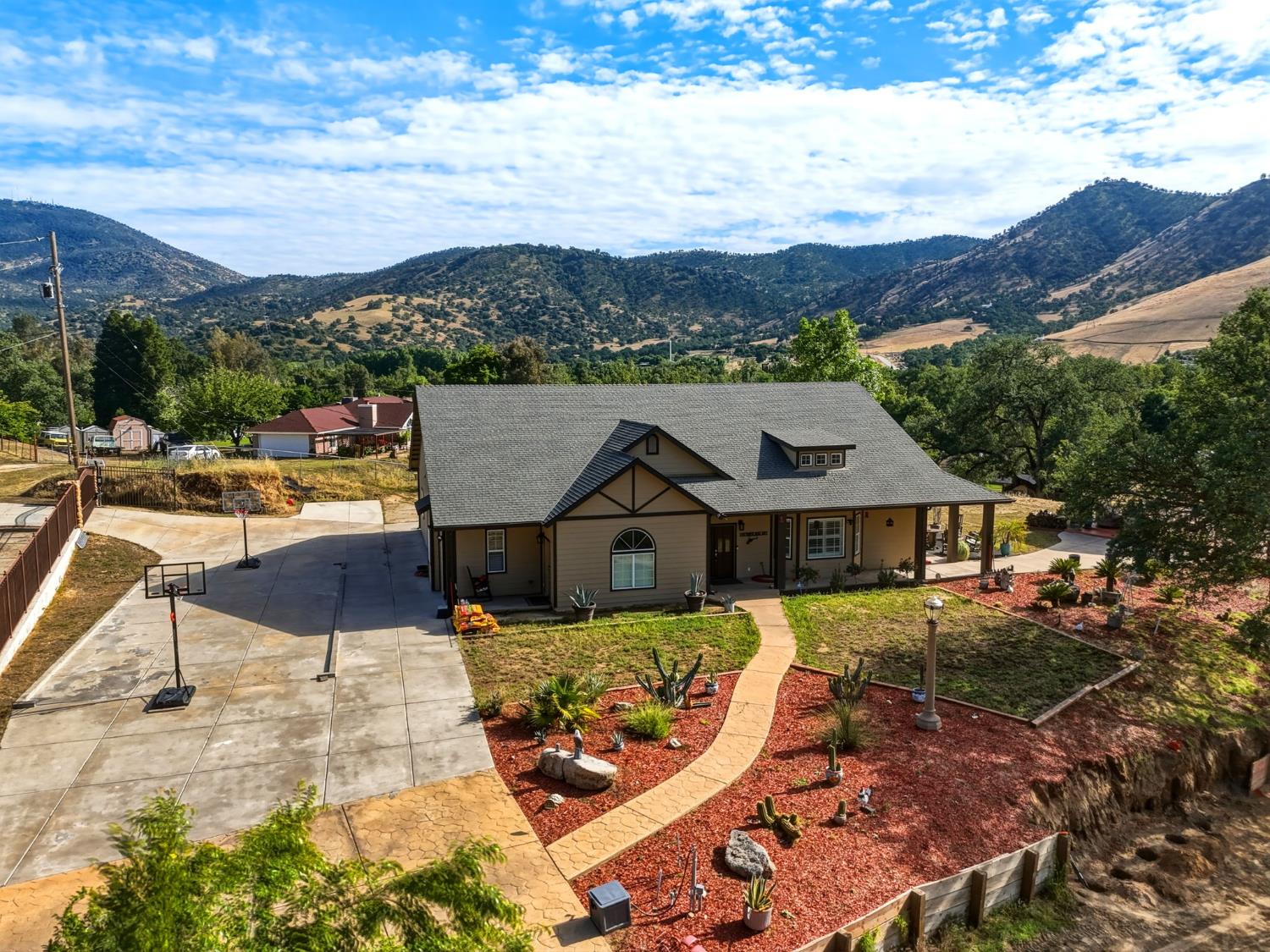7197 Perlman Dr, Sanger, CA 93657