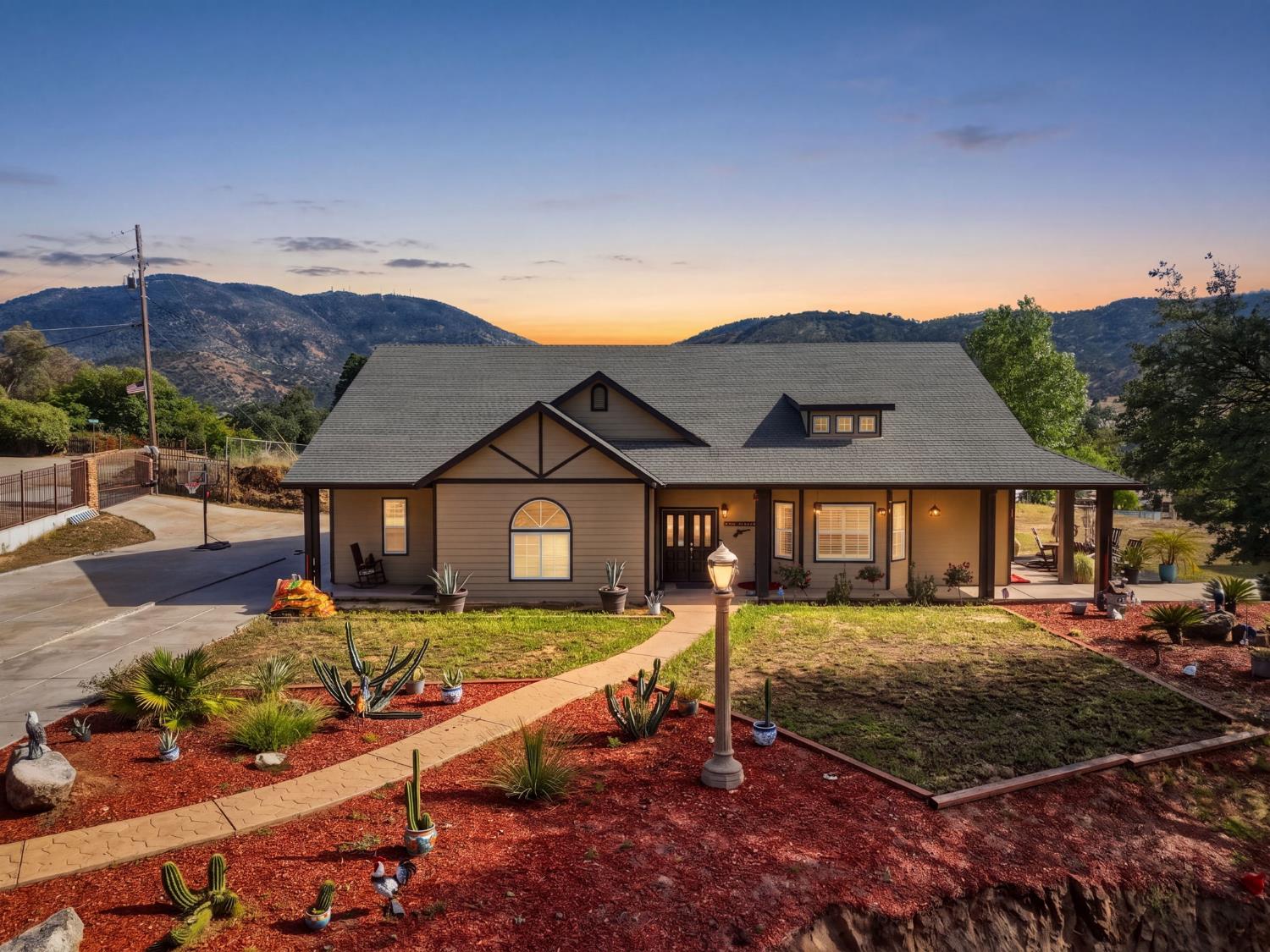 7197 Perlman Dr, Sanger, CA 93657
