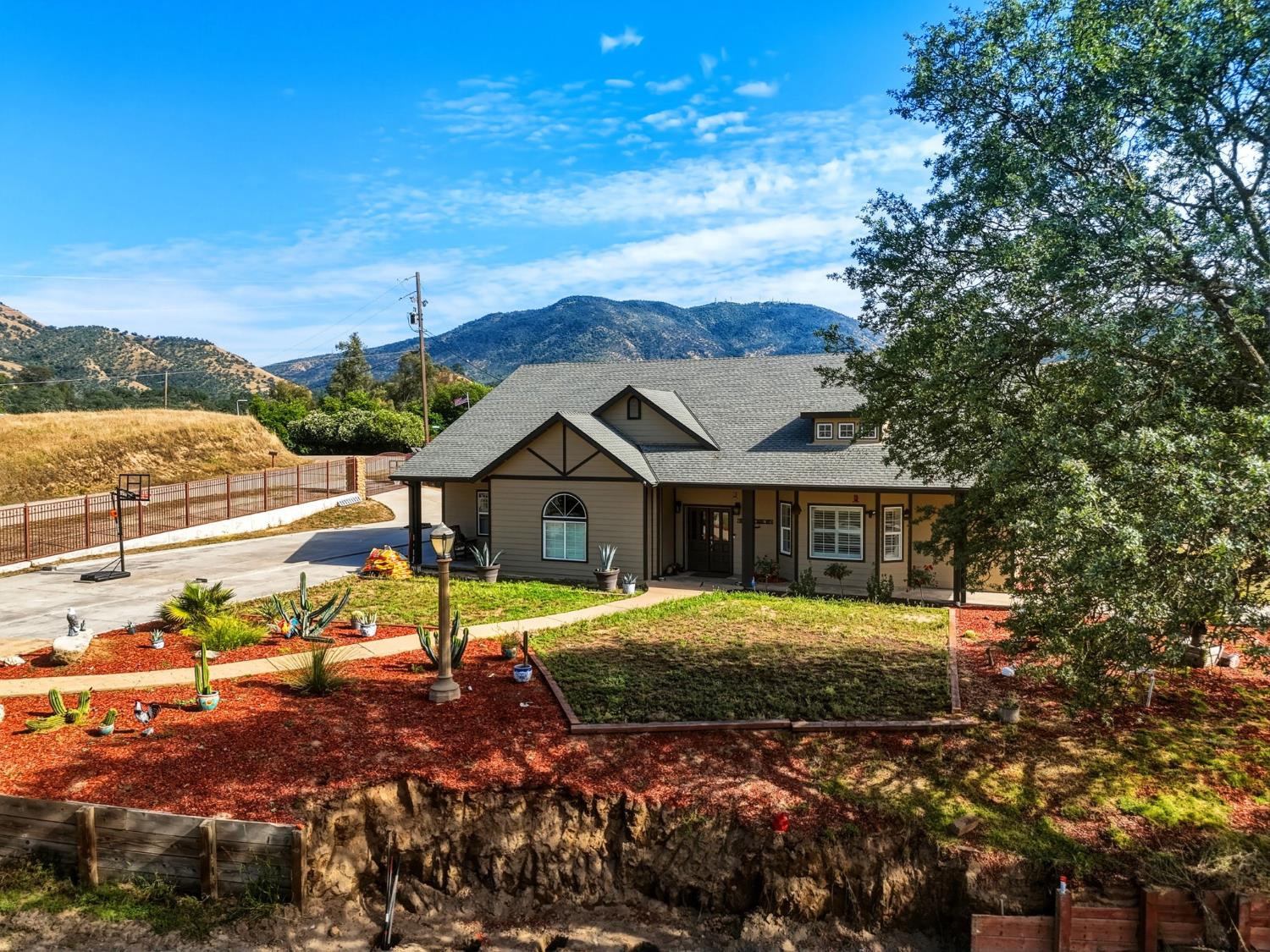 7197 Perlman Dr, Sanger, CA 93657