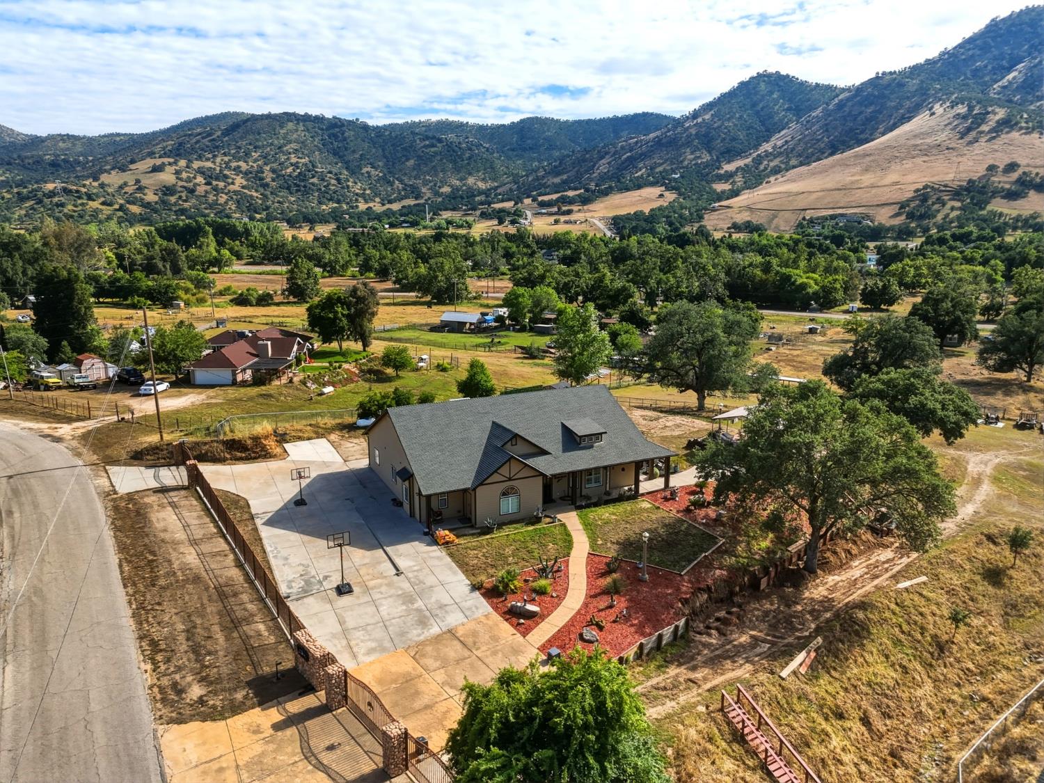 7197 Perlman Dr, Sanger, CA 93657