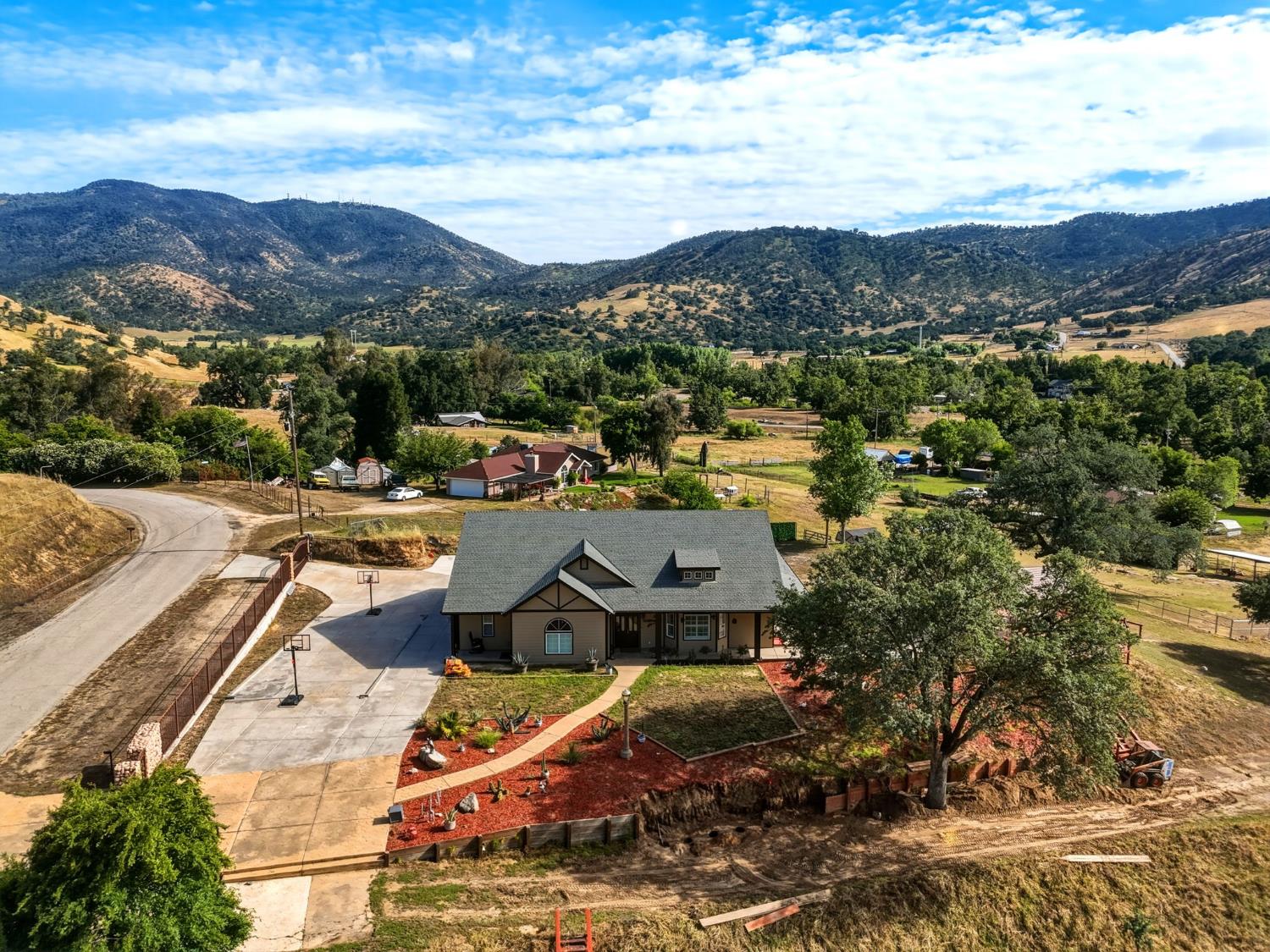 7197 Perlman Dr, Sanger, CA 93657