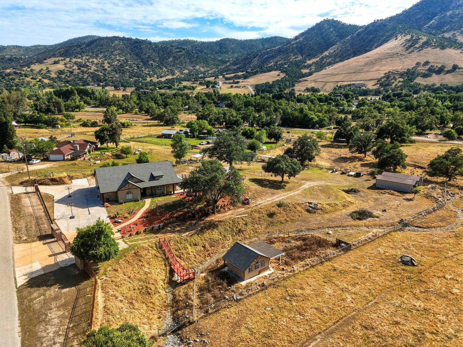 7197 Perlman Dr, Sanger, CA 93657