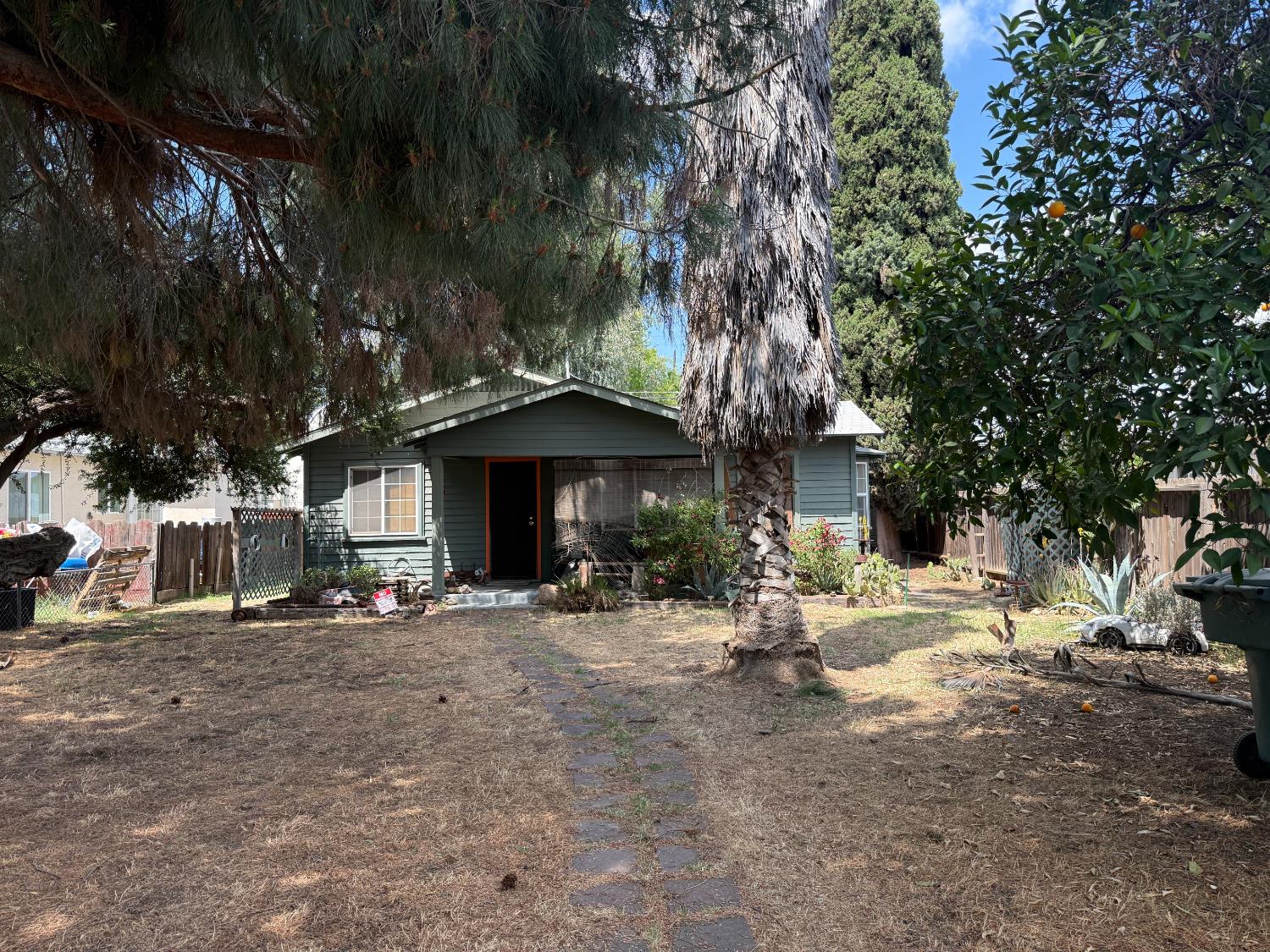 221 E Pine Ave, Fresno, CA 93728