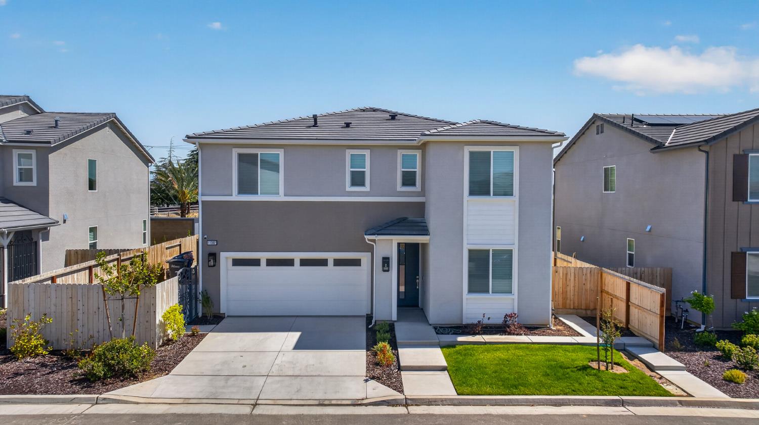 11382 N La Brisa Dr, Fresno, CA 93730