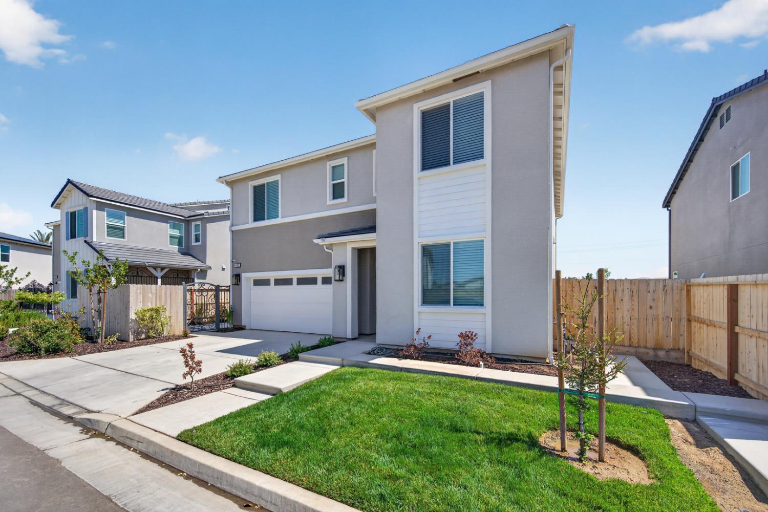 11382 N La Brisa Dr, Fresno, CA 93730