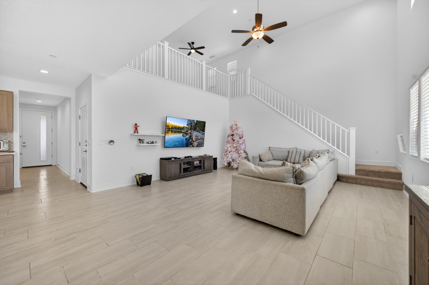 11382 N La Brisa Dr, Fresno, CA 93730