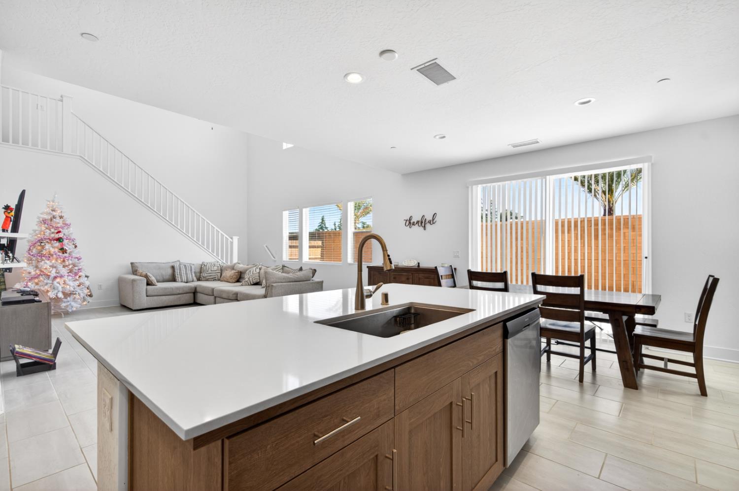 11382 N La Brisa Dr, Fresno, CA 93730