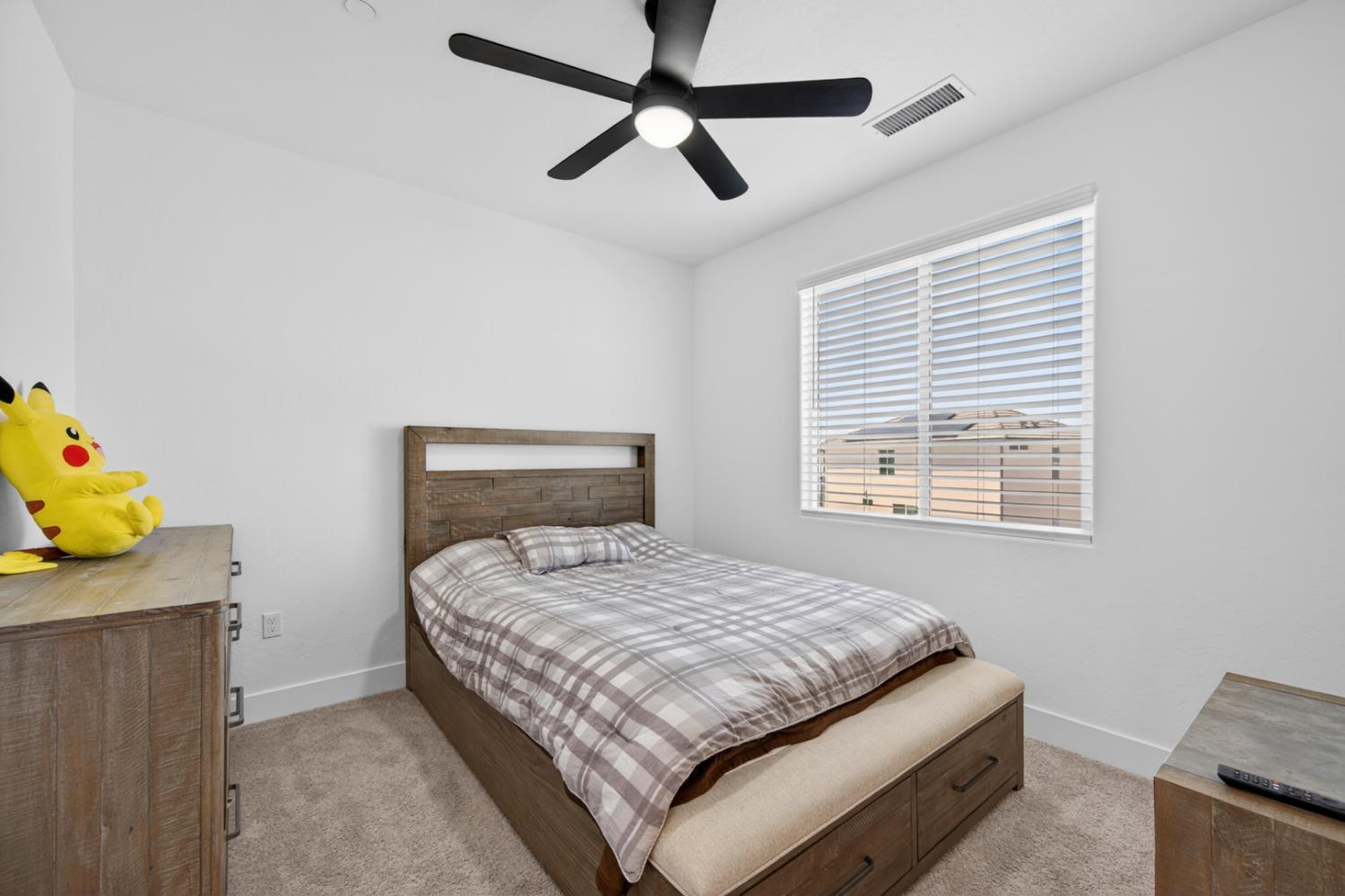 11382 N La Brisa Dr, Fresno, CA 93730