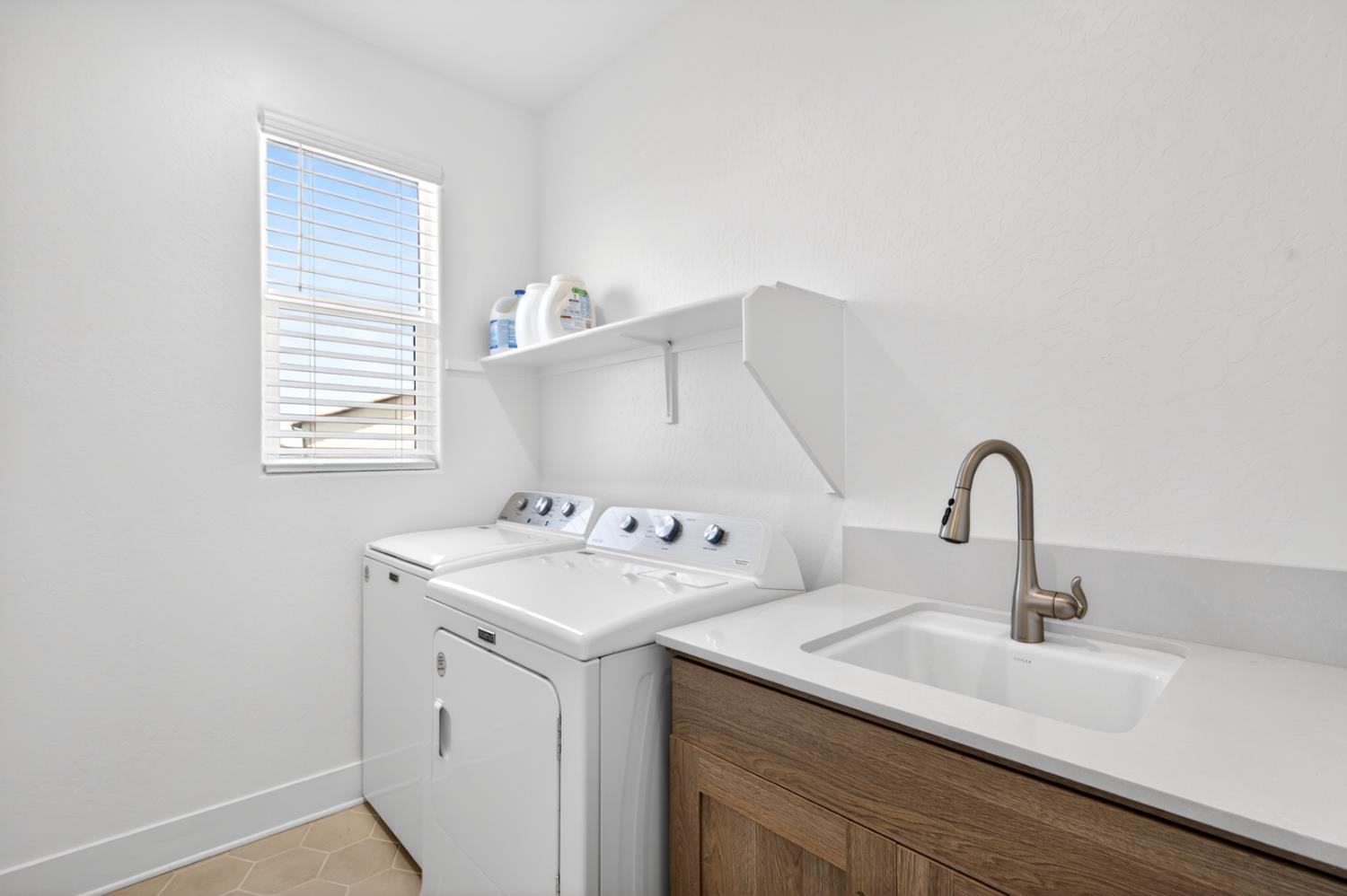 11382 N La Brisa Dr, Fresno, CA 93730
